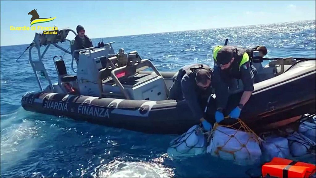 Sicilia, Finanza sequestra 2 tonnellate di cocaina in mare: vale 400 milioni di euro