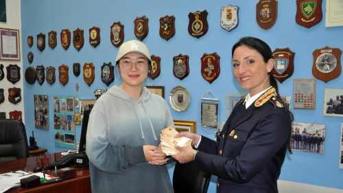 Trova portafoglio pieno di soldi, lo consegna ai poliziotti della Questura, ma preferisce restare anonimo