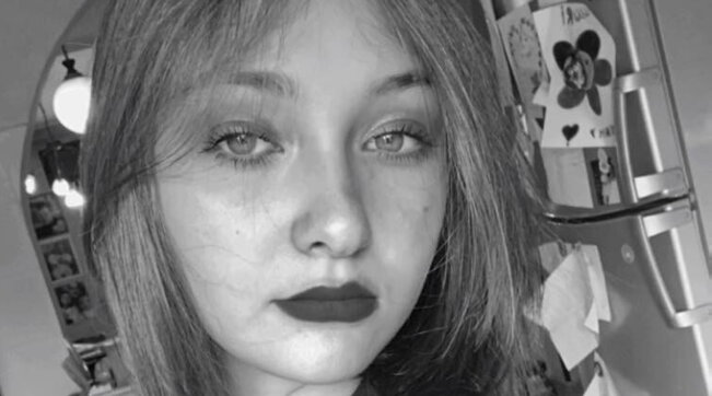 Cade cellulare in vasca da bagno, 16enne muore folgorata