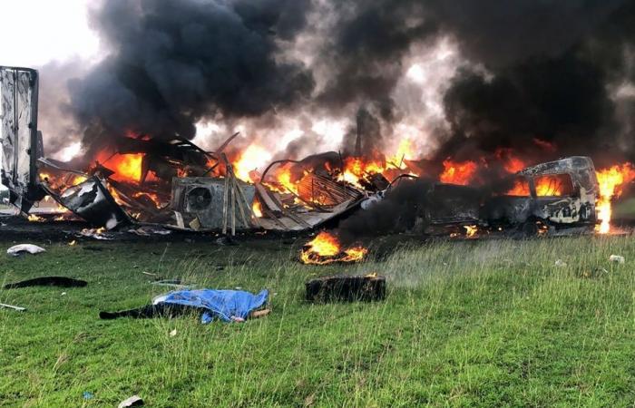 Messico: scontro tra un furgone e un tir, 13 morti. I veicoli in fiamme dopo la collisione