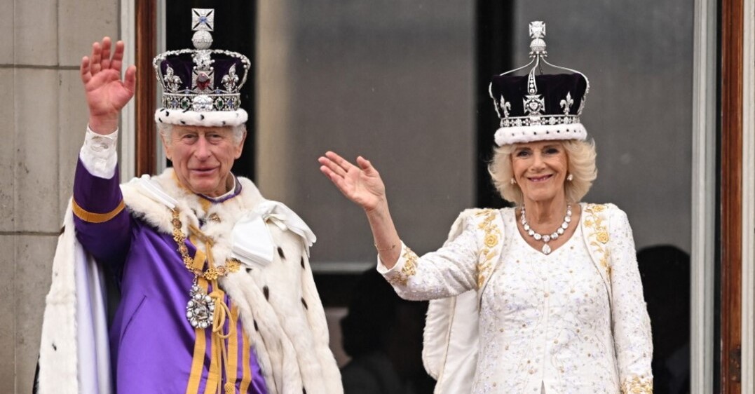 Incoronazione, il re e la regina incoronati salutano dal balcone