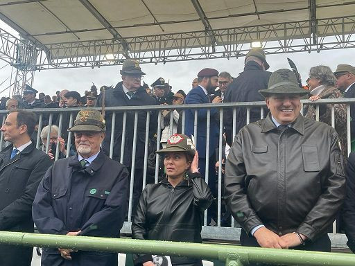 Meloni alla festa degli Alpini: “la Patria è una seconda mamma”
