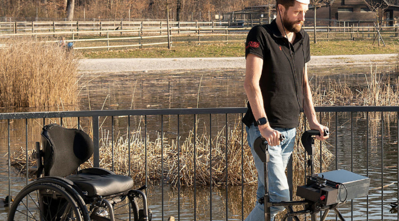 Svizzera, 40enne paralizzato dal 2011 torna a camminare grazie a un “ponte digitale” tra cervello e midollo spinale