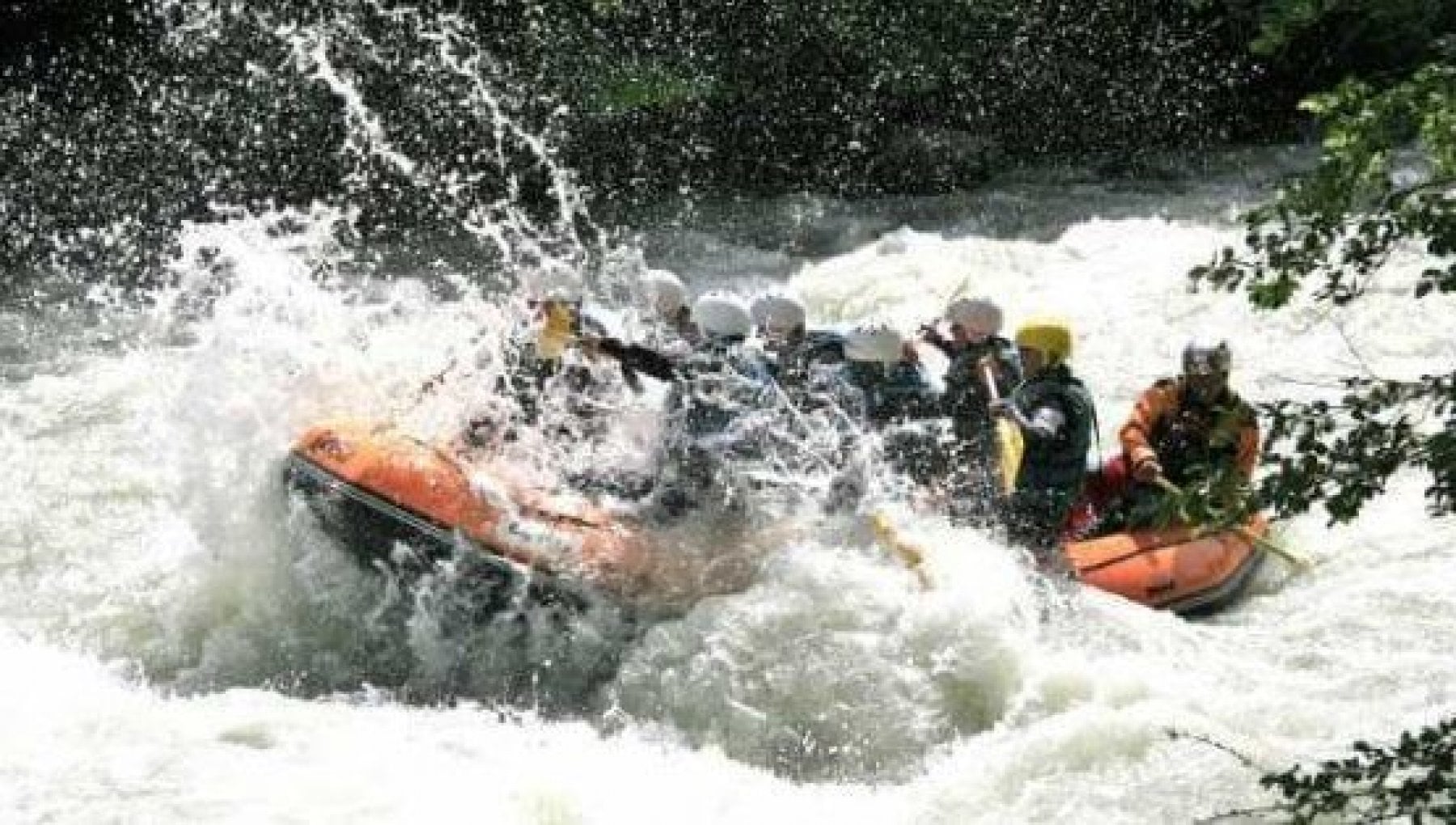 Cade dal gommone mentre fa rafting nel fiume: diciassettenne studentessa dispersa