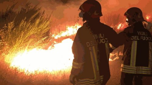 Nell’Agrigentino, prova a spegnere incendio: muore carbonizzato