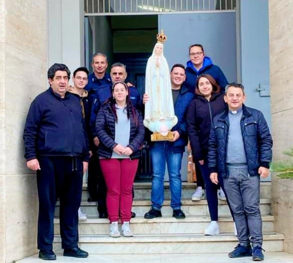 San Cataldo. Gruppo di giovani della Chiesa Madre in visita alla Casa di reclusione per la Festa della Madonna di Fatima