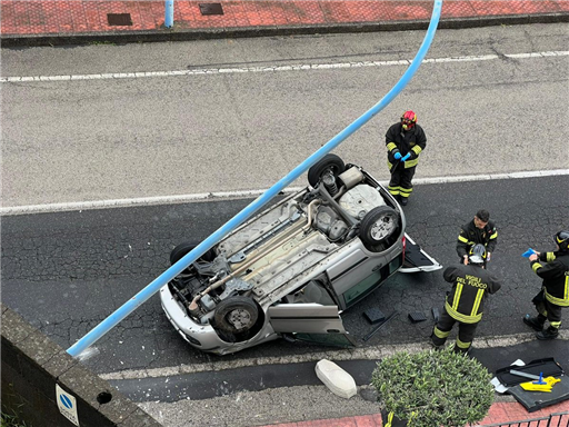 Auto contro palo della luce, muore una donna nel catanese