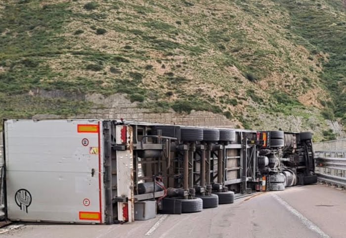Forte vento in Sicilia, Tir si ribalta sulla Palermo-Messina