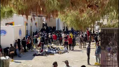 Hotspot di Lampedusa accoglie 1559 migranti. Entro oggi saranno trasferiti in 437