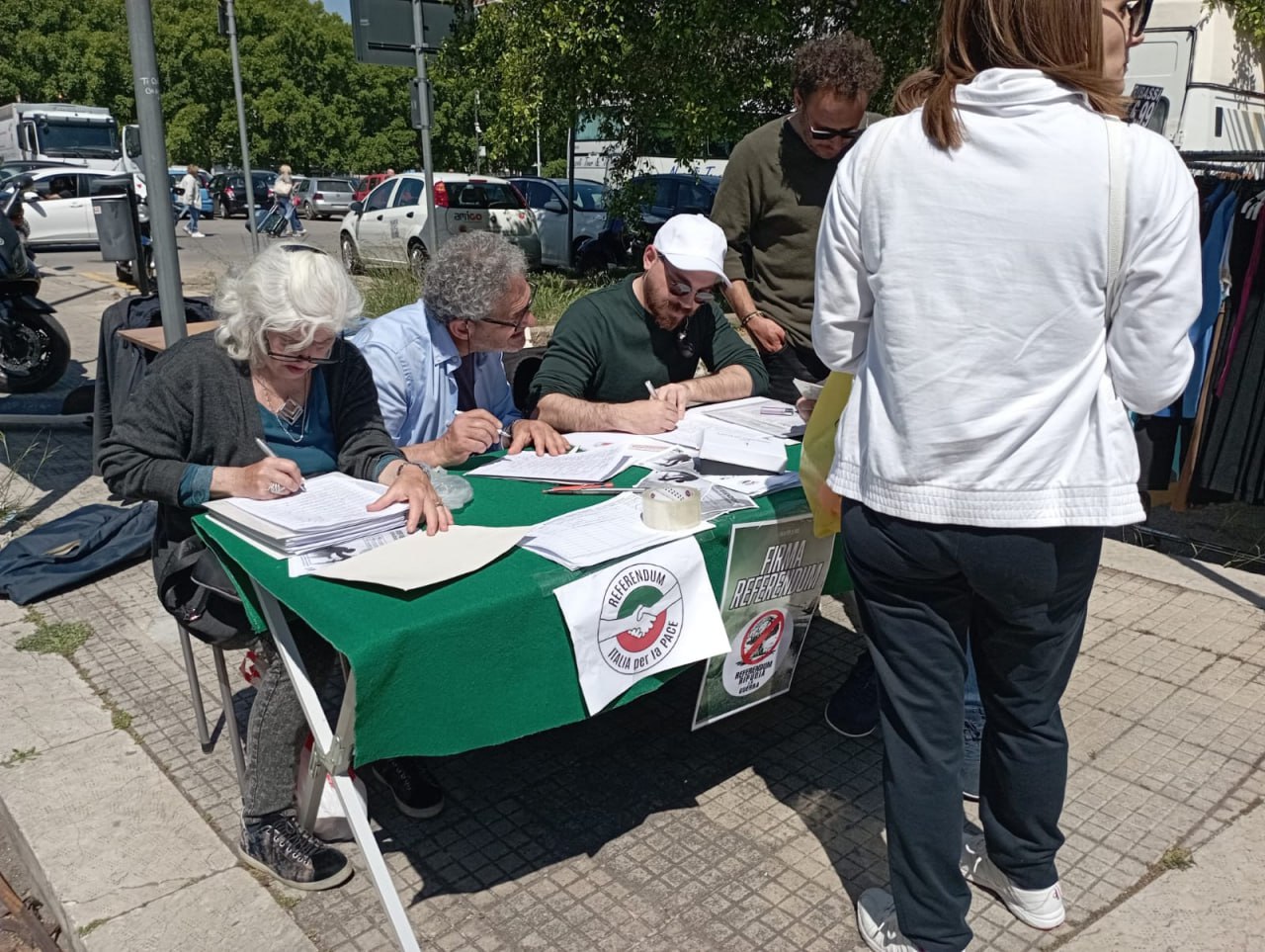 In Sicilia procede spedita la raccolta firme per i referendum su pace e sanità
