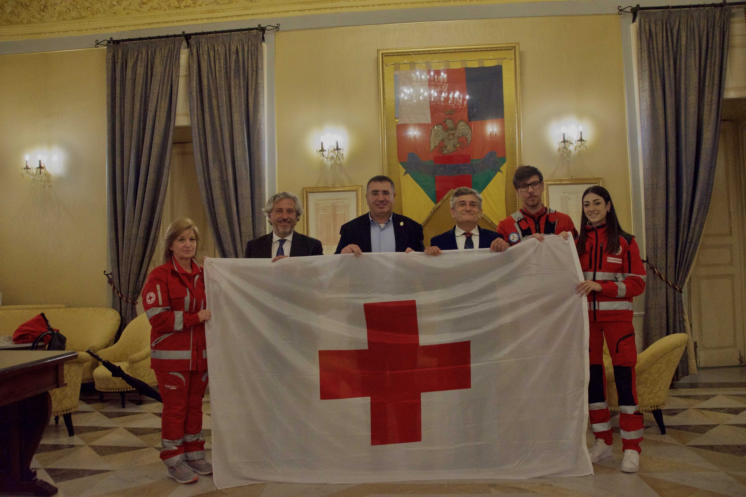 Caltanissetta. La Croce Rossa Italiana ha consegnato le sue bandiere al sindaco Gambino e ai primi cittadini di alcuni  Comuni della Provincia