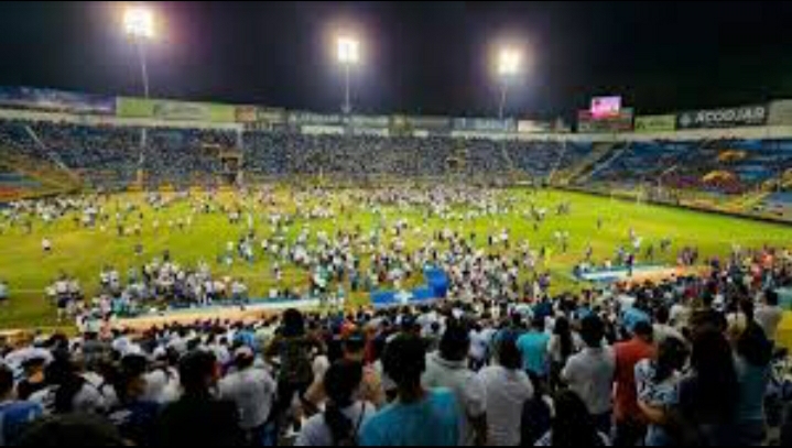 San Salvator, ressa di tifosi allo stadio: 9 morti e 2 feriti gravi