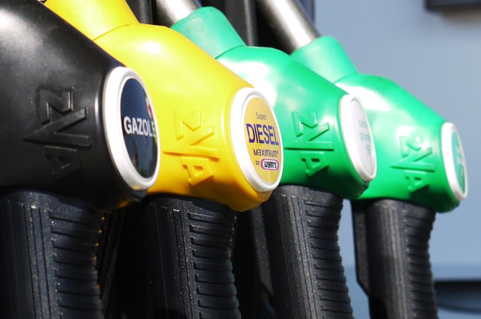 Carburanti, a maggio un nuovo ribasso dei prezzi consigliati: il listino aggiornato