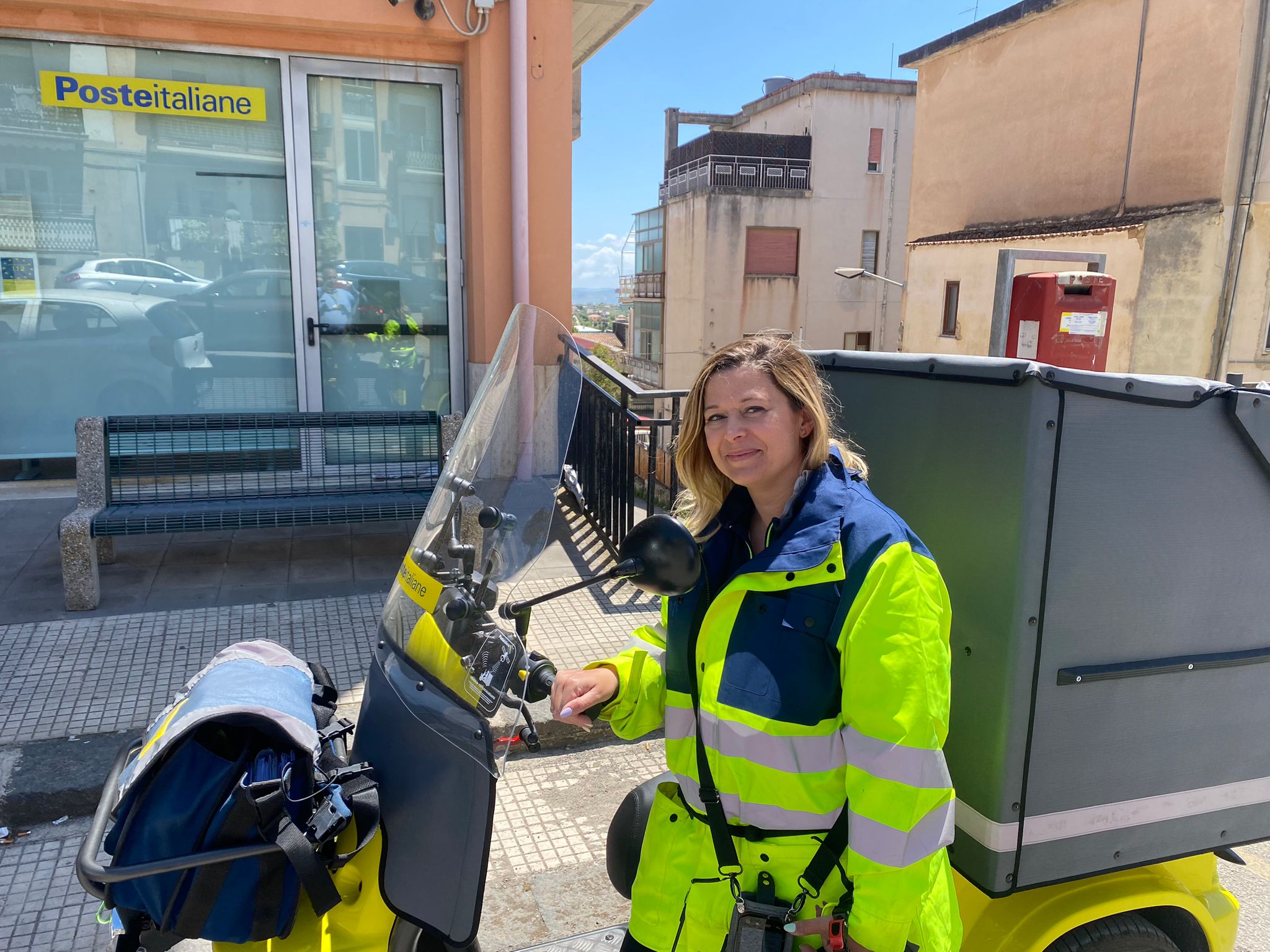 Caltanissetta. Il messaggio di una portalettere pendolare di Poste Italiane: “Rete sociale e lavoro decisivi per la crescita della famiglia”