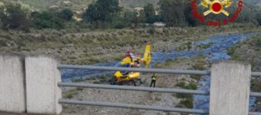 Coppia di turisti motociclisti volano giù da un ponte: muore il marito, gravemente ferita la moglie