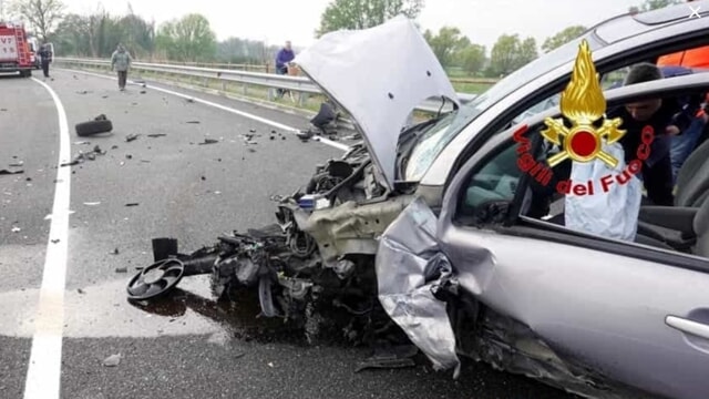 Italia. Terribile scontro frontale tra due autovetture: morti un giovane di 18 anni e una 24 anni