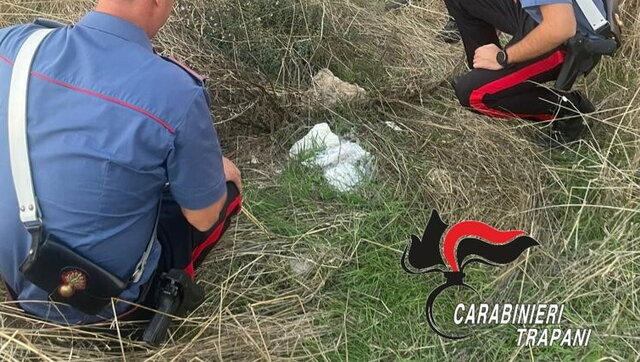 Neonato abbandonato a Trapani, arrestati i genitori: la mamma è minorenne