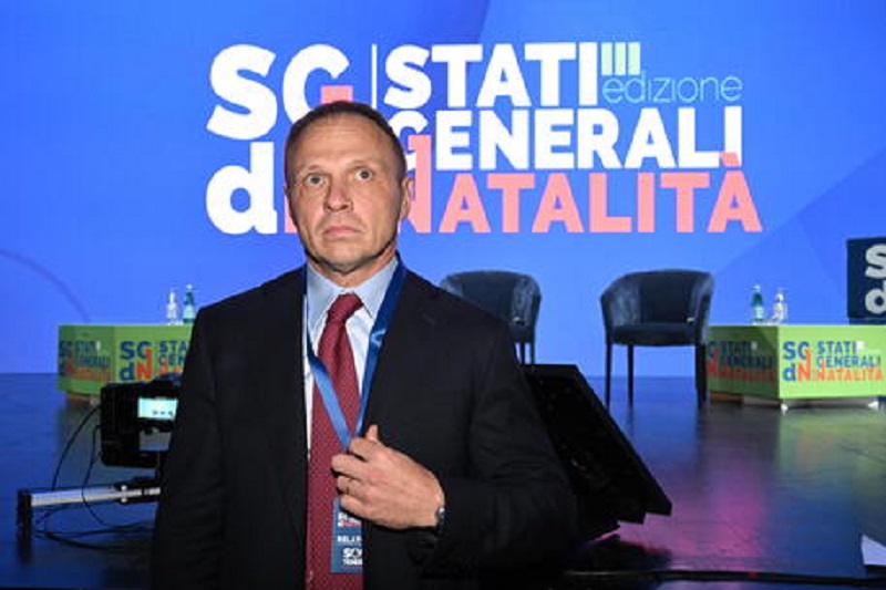 Natalità in calo di 11 milioni. Lollobrigida: “etnia italiana da preservare per la cultura e la lingua”