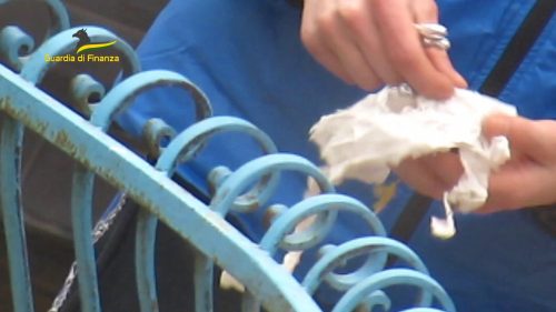 Operazione della GdF nel nisseno, sgominata baby gang di spacciatori che “postava” sui social i ‘lussi’ derivanti dallo spaccio