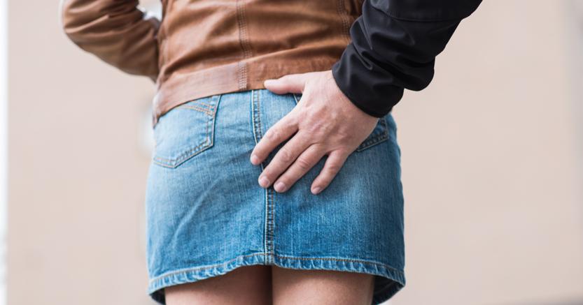 Pacca sul sedere a studentesse: ex bidello condannato a due anni