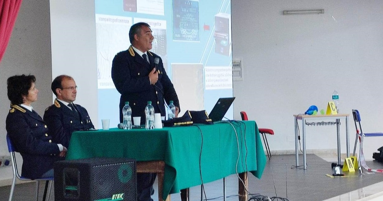 Mussomeli. Lezione “speciale” della Polizia scientifica agli studenti dell’Istituto “Hodierna” su Dna Profiling e scene del crimine