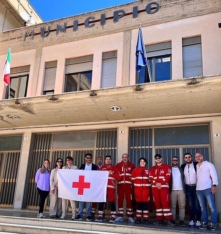 Sommatino. La bandiera della Croce Rossa Italiana esposta al Palazzo comunale