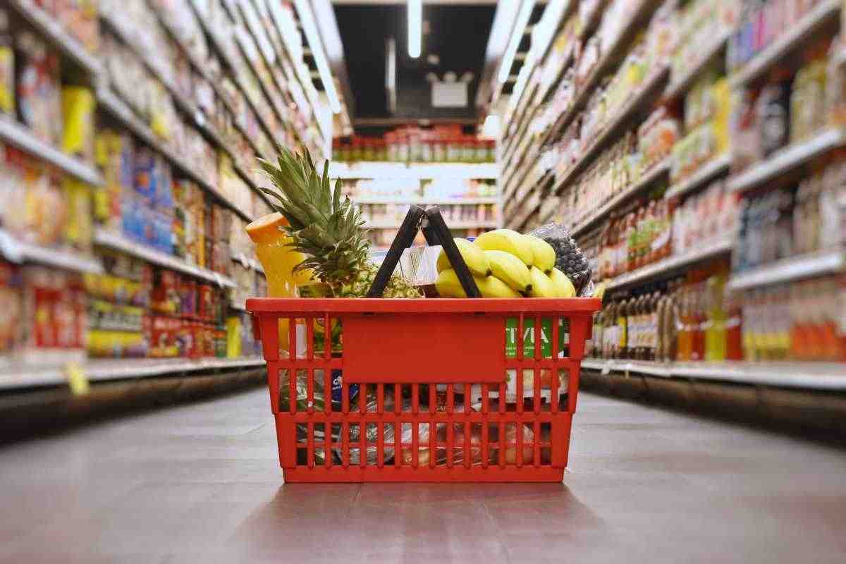 “Non ho più soldi”, anziano ruba cibo al supermercato: clienti fanno una colletta per pagare