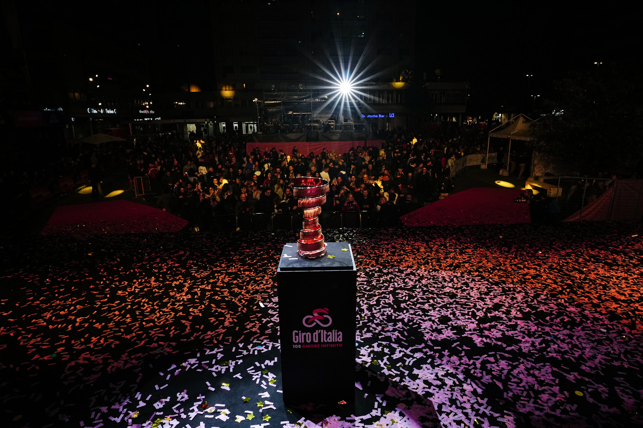 Edizione 106 del Giro d’Italia. Tanti i pretendenti per il Trofeo Senza Fine a partire dal numero 1, il Campione del Mondo Remco Evenepoel