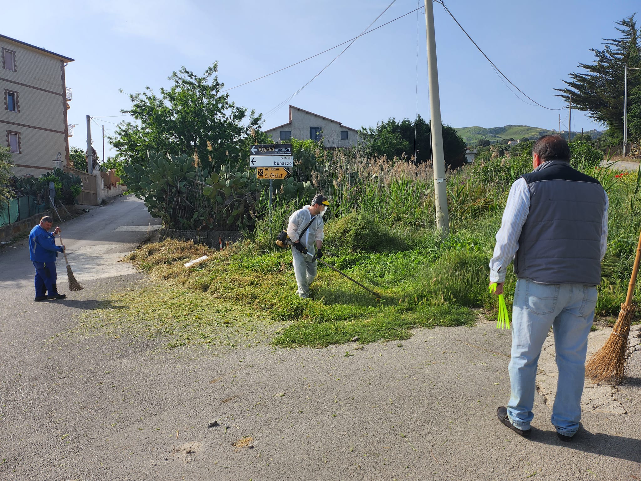 Villalba. In corso lavori scerbatura e pulizia strade e marciapiedi centro abitato con 13 percettori del Reddito di Cittadinanza