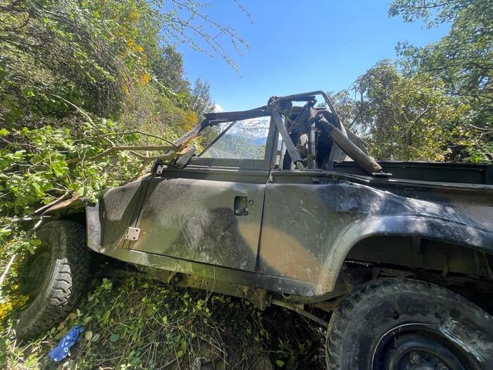 Fuoristrada Defender dell’Esercito precipita in un dirupo dopo un volo di 30 metri: tre i morti ed un ferito