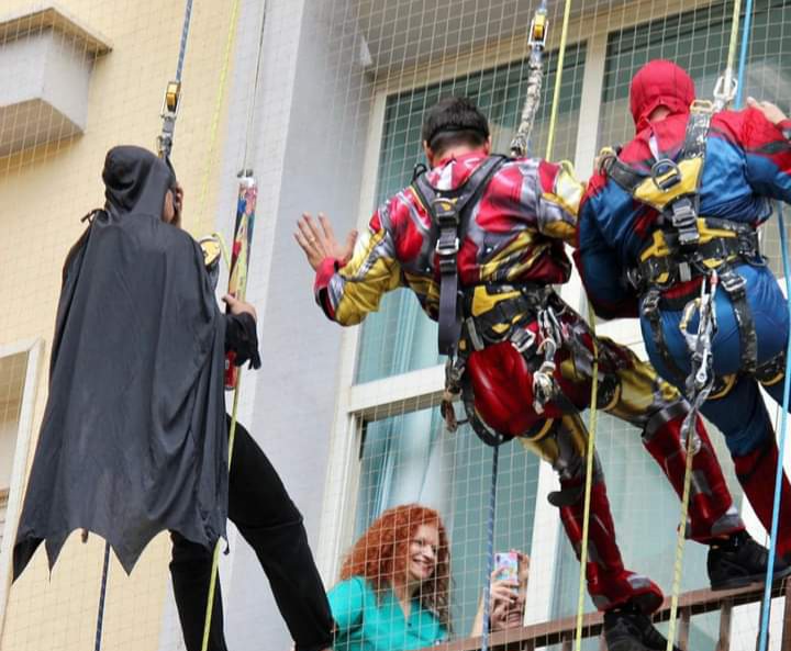 A Caltanissetta i Supereroi acrobatici vanno a trovare i bambini ricoverati: è festa al Sant’Elia