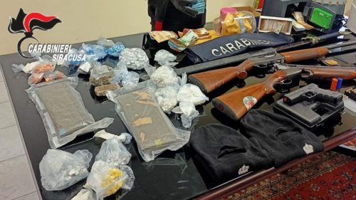 Blitz a Siracusa contro lo spaccio, sequestro di droga, armi e denaro