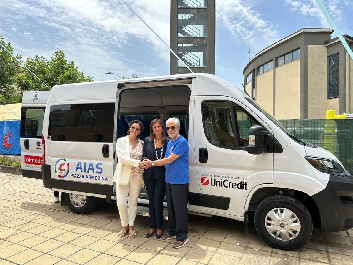 Unicredit dona un pulmino all’Aias di Piazza Armerina
