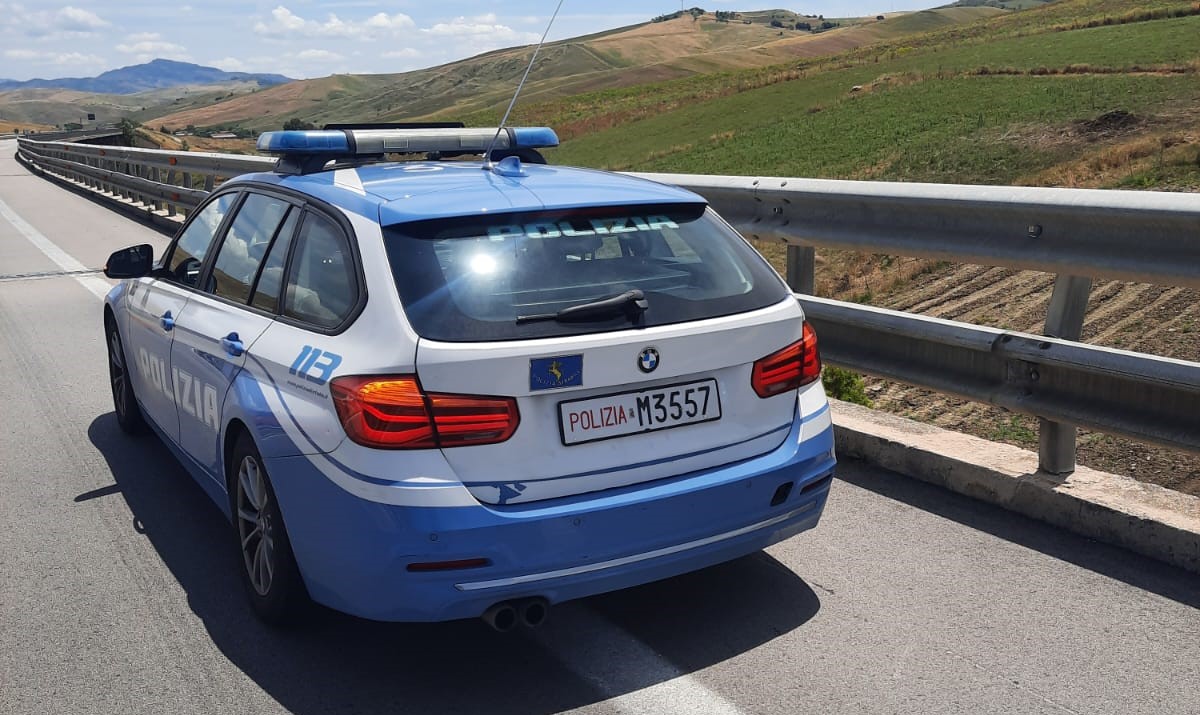Due agenti della Polizia Stradale di Caltanissetta salvano in autostrada un uomo che voleva farla finita
