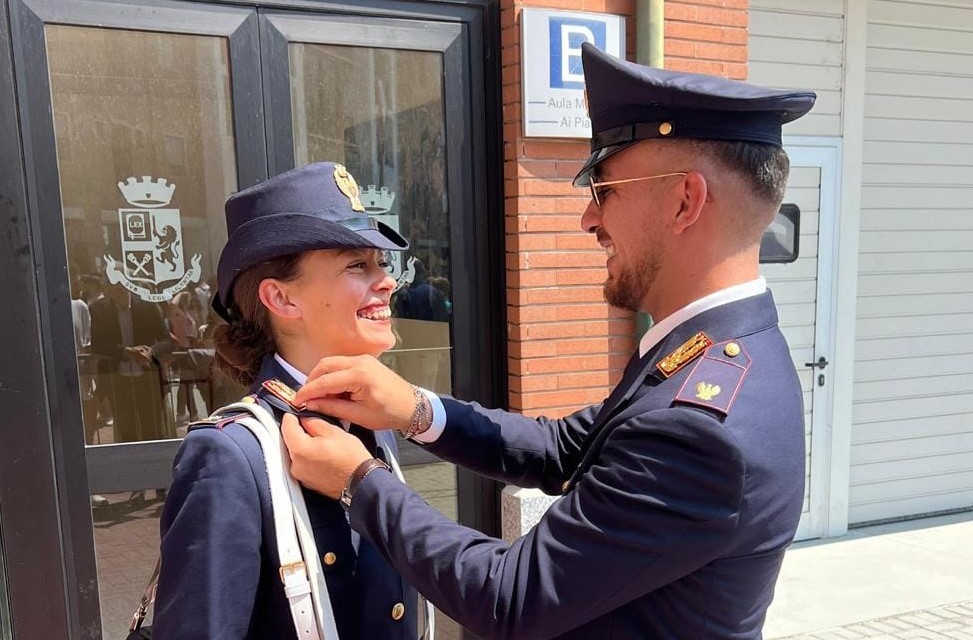 Caltanissetta. Al giuramento degli allievi di Polizia, il fratello Angelo ha avuto il piacere di sistemare gli alamari alla sorella Mariachiara Faraci