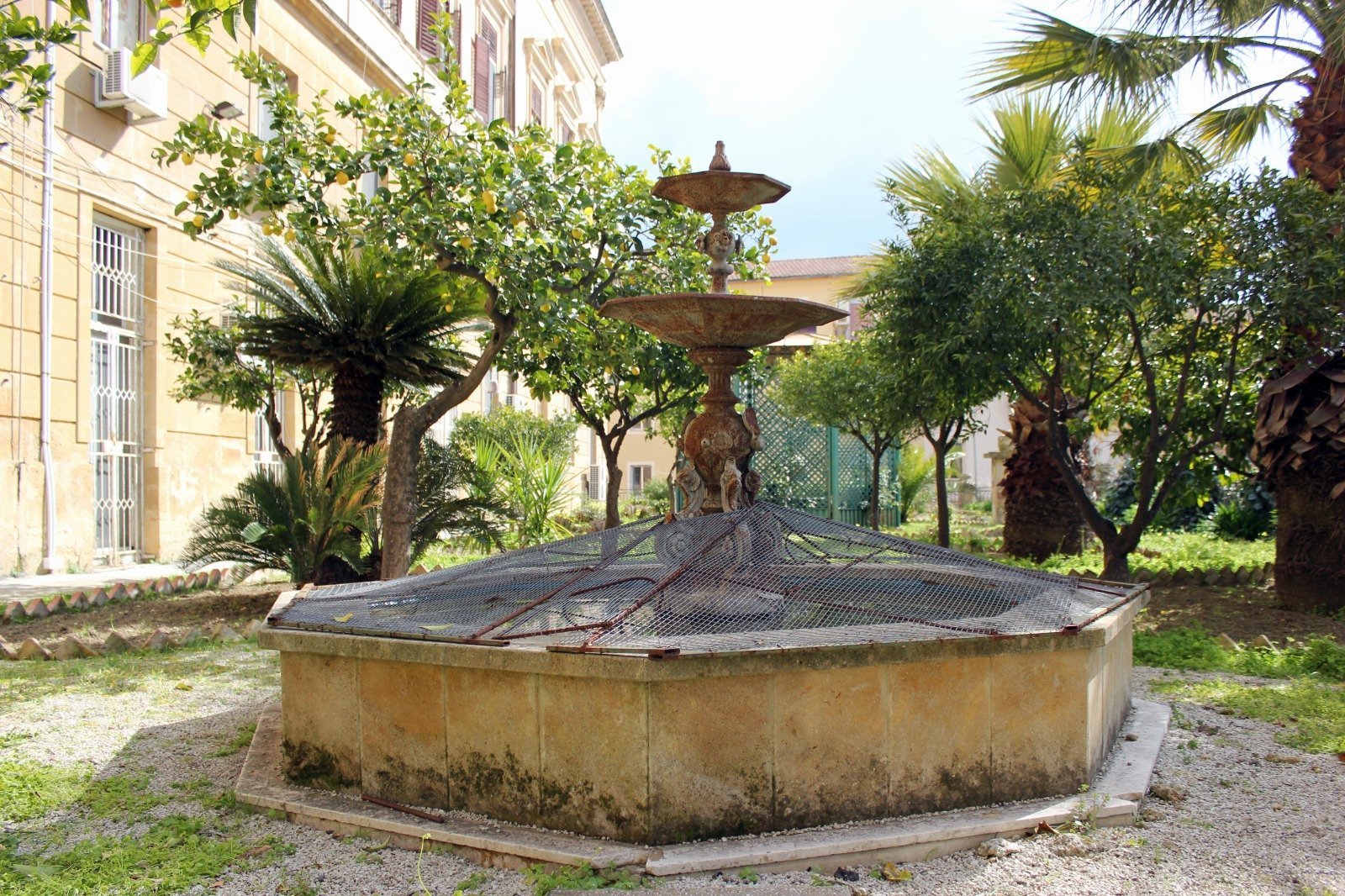 Caltanissetta: l’antica fontana in ghisa della Prefettura sarà restaurata