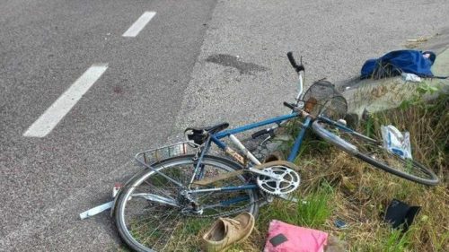 Ciclista perde la vita dopo essere stato tamponato da una Mercedes