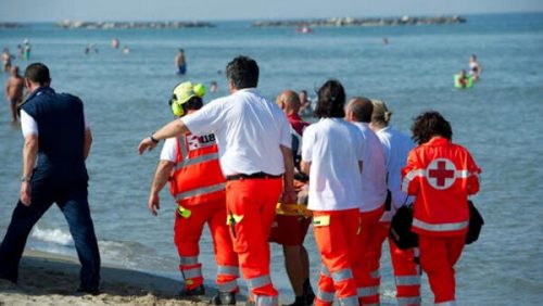 Medico di 42 anni muore dopo un malore mentre stava facendo il bagno in mare