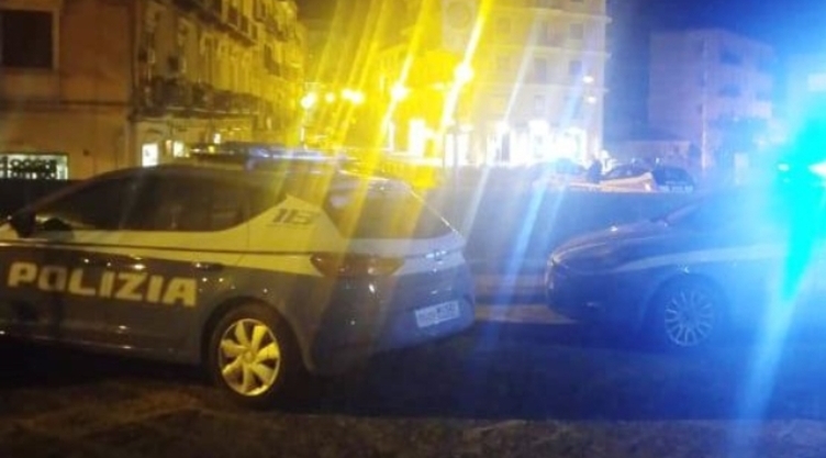 Caltanissetta, ubriaco e alla guida con patente scaduta danneggia alcune autovetture in sosta, poi si scaglia contro la Polizia: arrestato