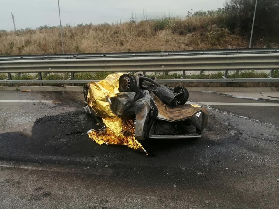 Tragedia sulla SS640: auto prende fuoco. Morti carbonizzati i due passeggeri