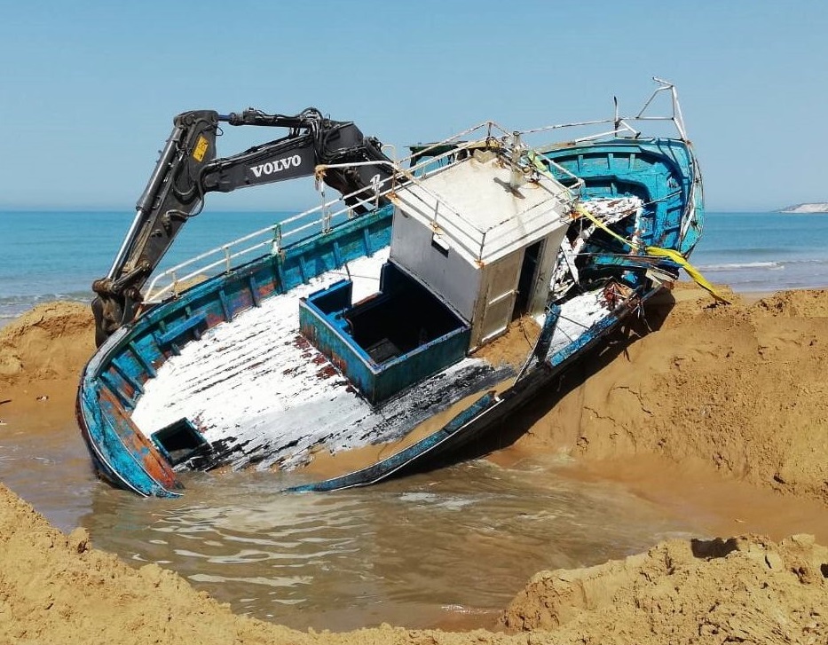 Barche di Migranti abbandonate in spiaggia. MareAmico: “Sono pericolose e vanno rimosse”