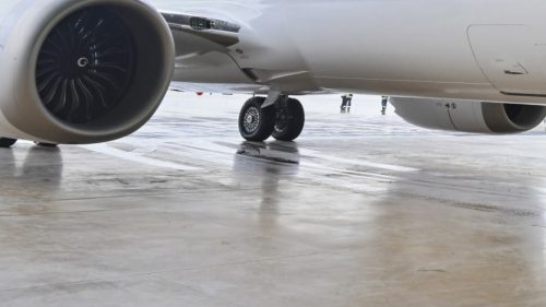 Risucchiato dal motore di un aereo: tragica fine per un operaio della Delta Air Lines negli Stati Uniti