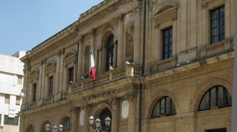 Comune di Caltanissetta. Indetta selezione mobilità volontaria esterna per un Messo Notificatore e quattro Operatori: domande entro il 6 dicembre