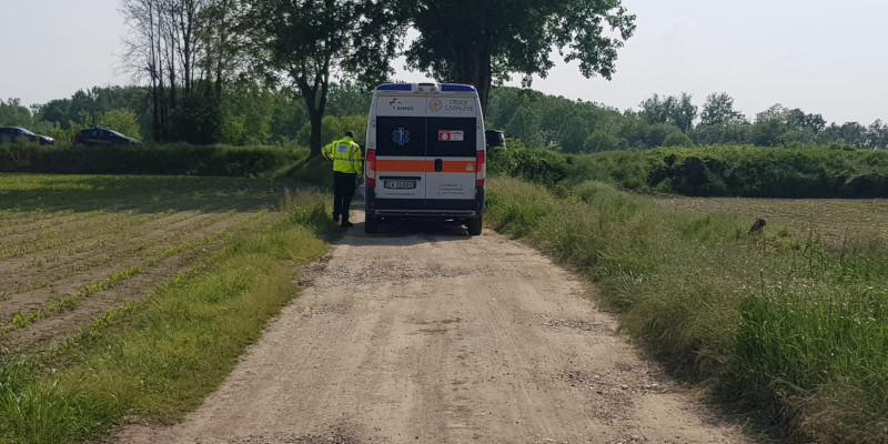 Schiacciato dal trattore dopo esserne stato sbalzato fuori: tragica fine per un 36enne