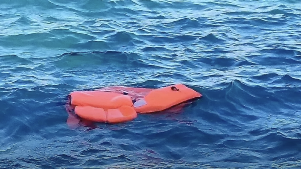 Migranti: si ribalta barcone, due annegati a Lampedusa