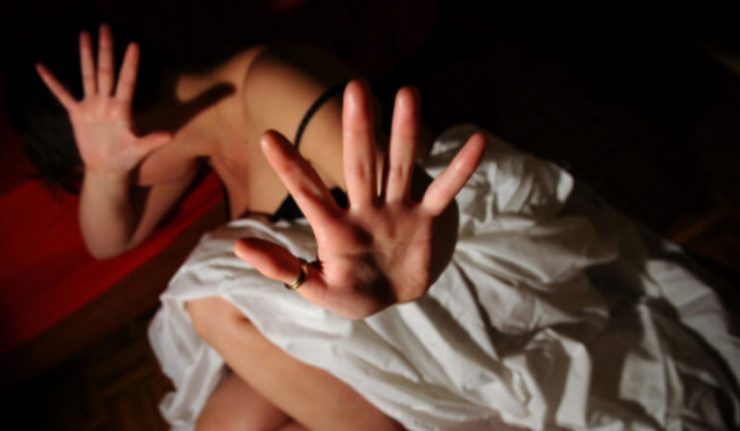 Orrore in Francia: droga la moglie facendola violentare per anni da sconosciuti