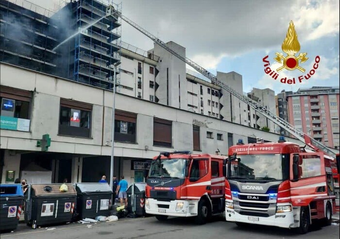 Un morto e diciassette feriti nell’incendio scoppiato in una palazzina di sette piani
