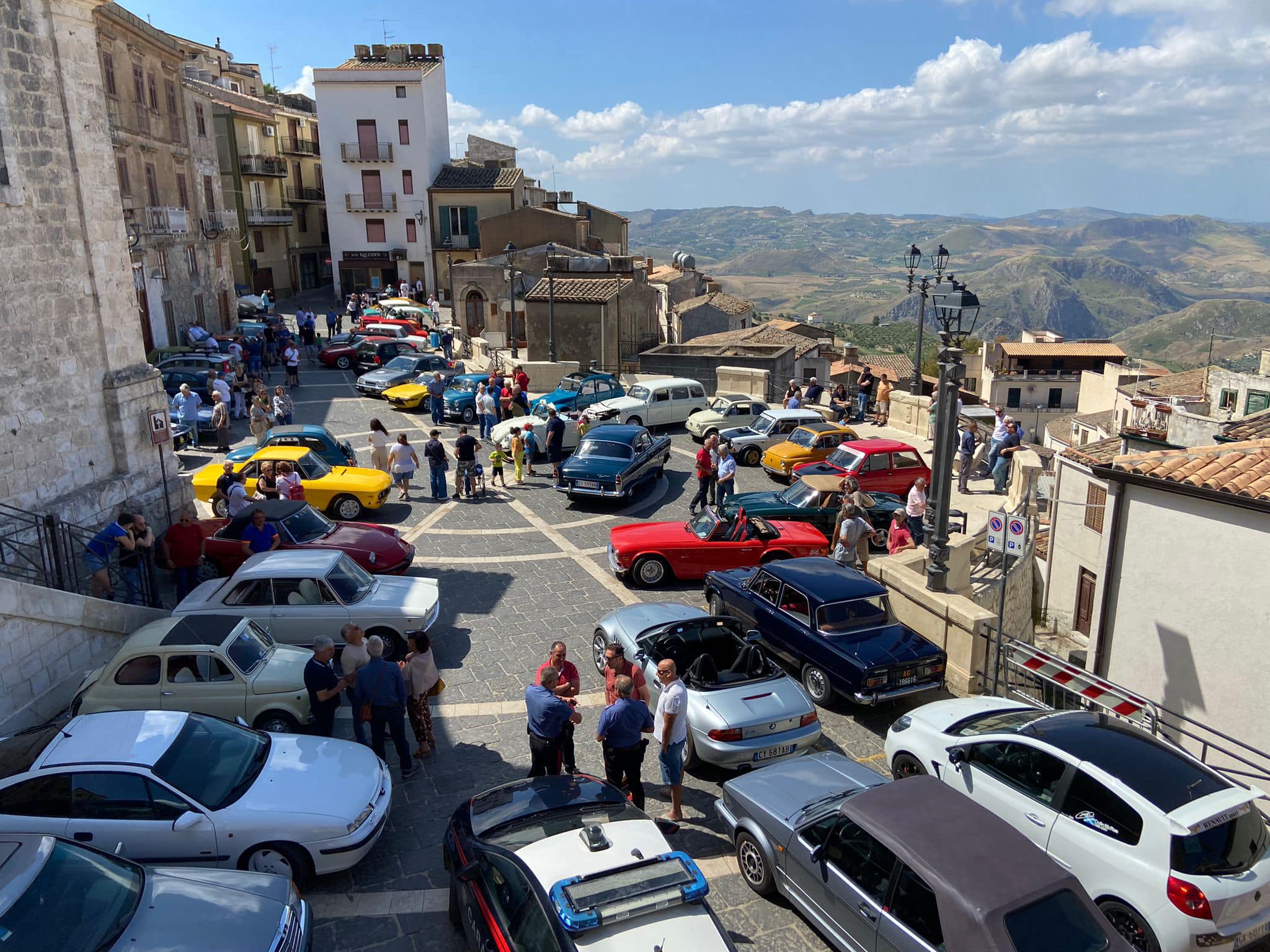 Sutera. Gran successo per il raduno di auto d’epoca organizzato dall’associazione “Ruote classiche del Vallone”