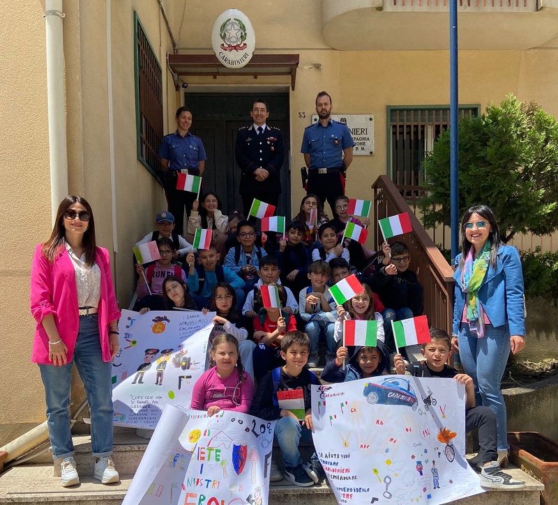 Mussomeli. Carabinieri ospitano gli alunni del “Da Vinci”: visita didattica sulle attività svolte in caserma