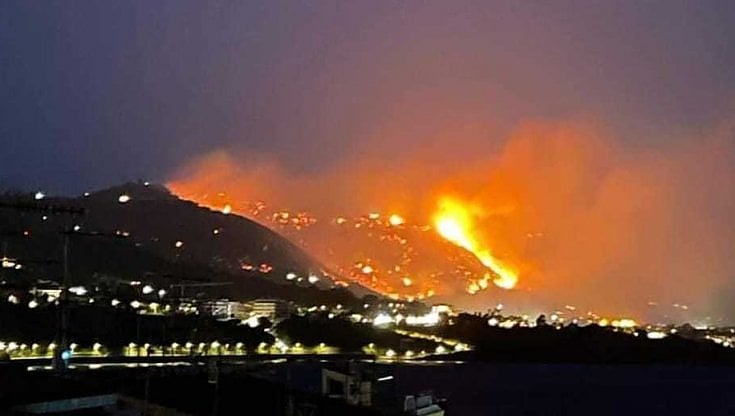 Palermo accerchiata dal fuoco, chiuso l’aeroporto. Decine di interventi dei vigili del fuoco, 120 famiglie evacuate